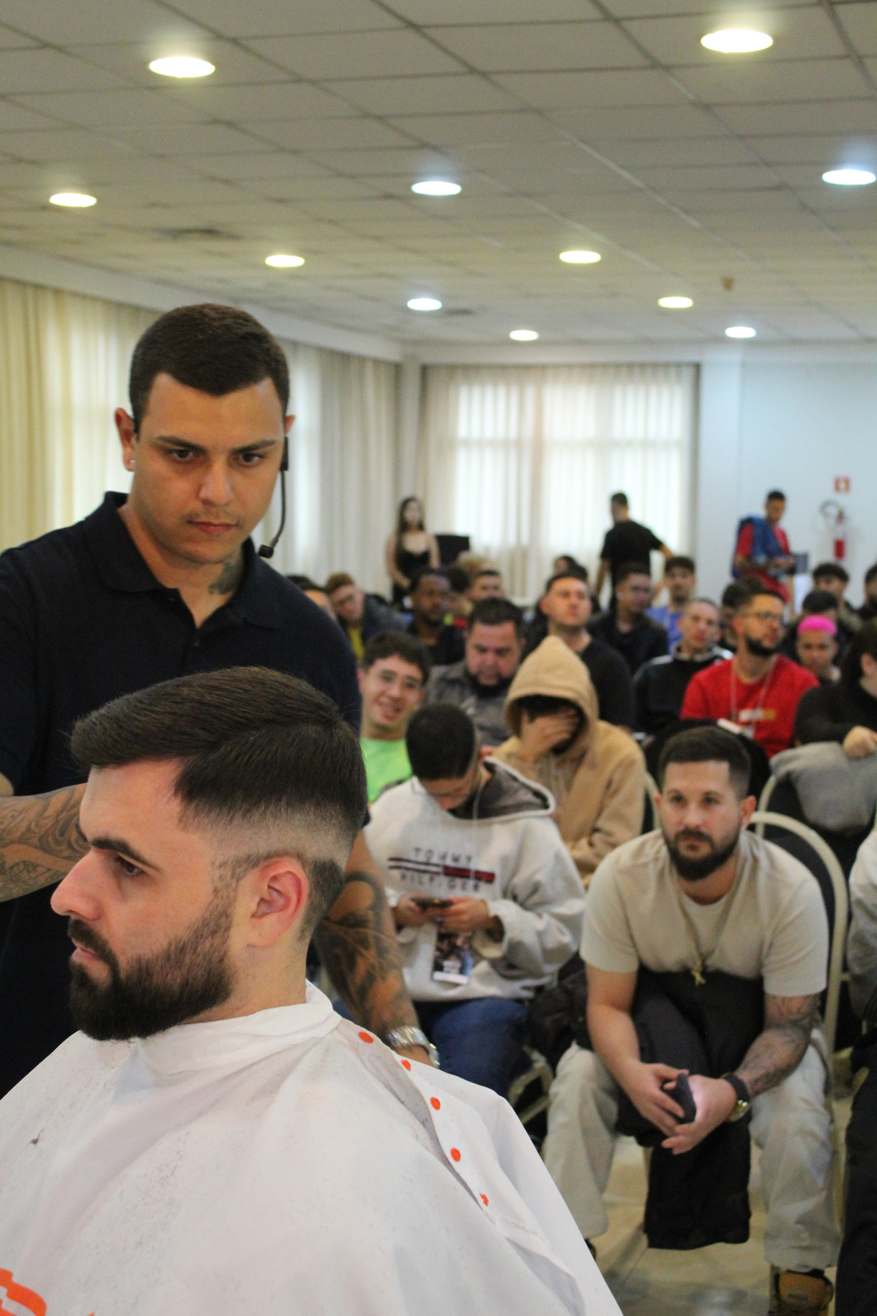 Demonstração prática de corte em evento