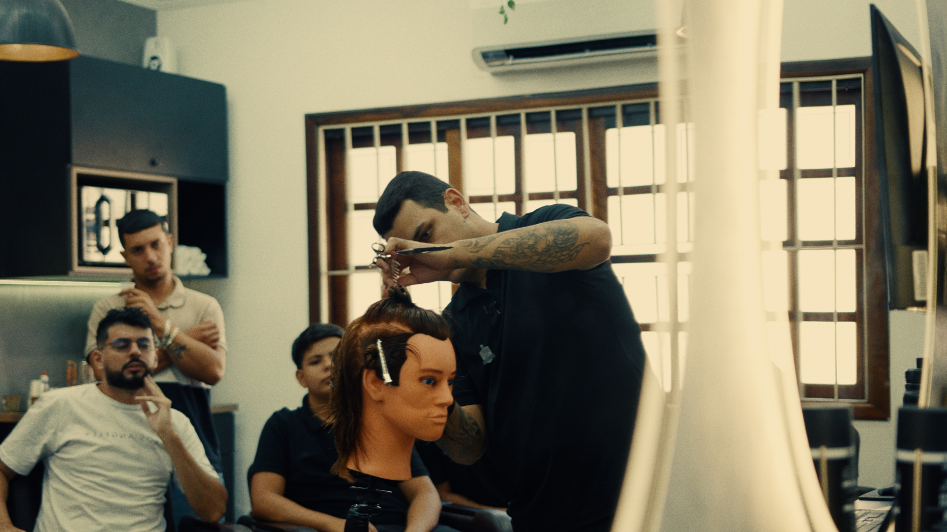 Aula prática de tesoura com manequim