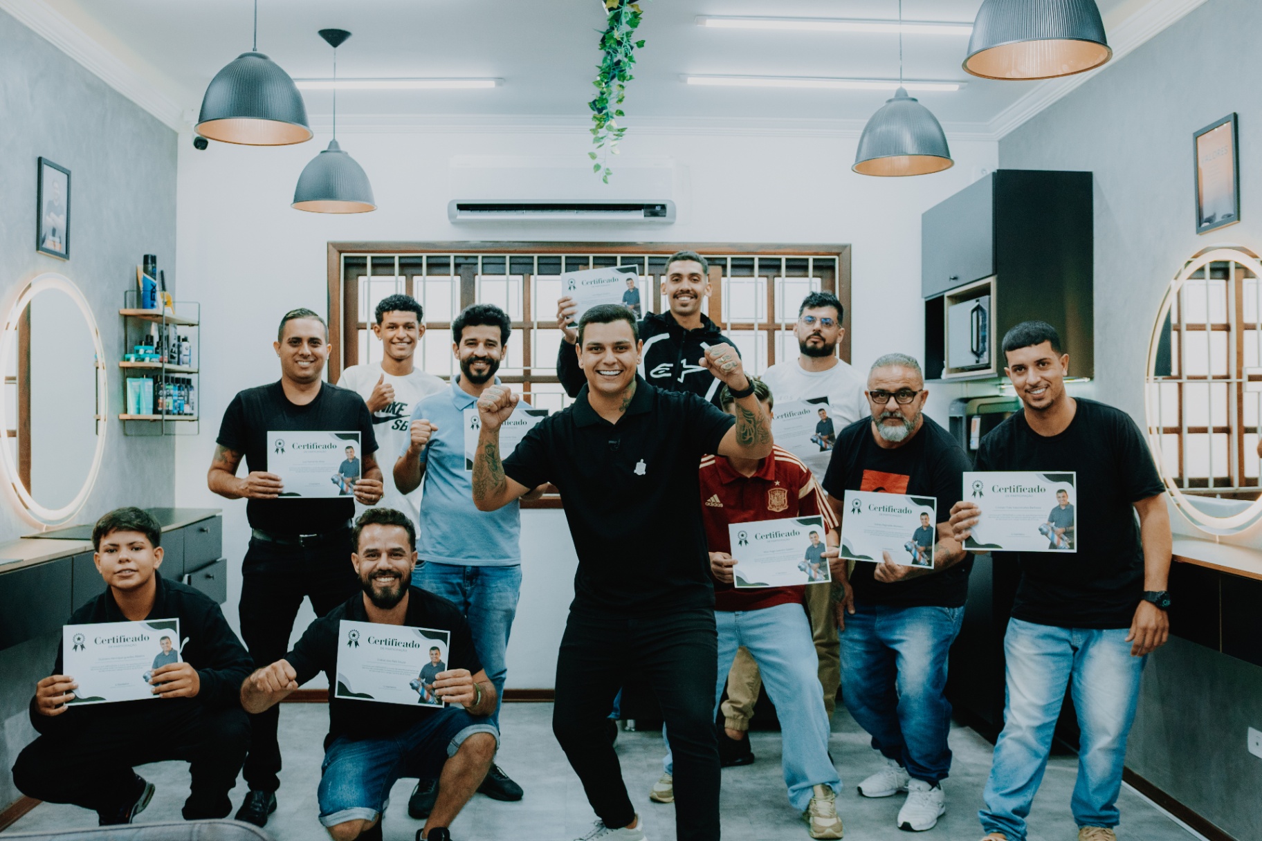 Turma formada da Start Barber Pro com certificados em mãos