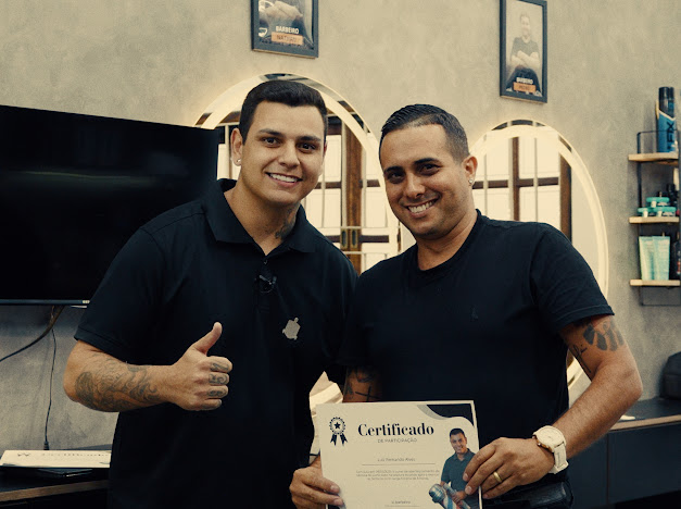 Instrutor e aluno comemorando certificado