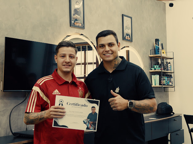 Aluno com certificado ao lado do instrutor