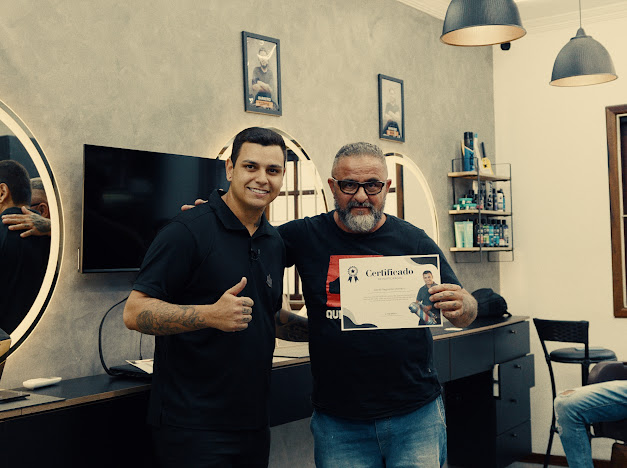 Aluno recebendo certificado de conclusão