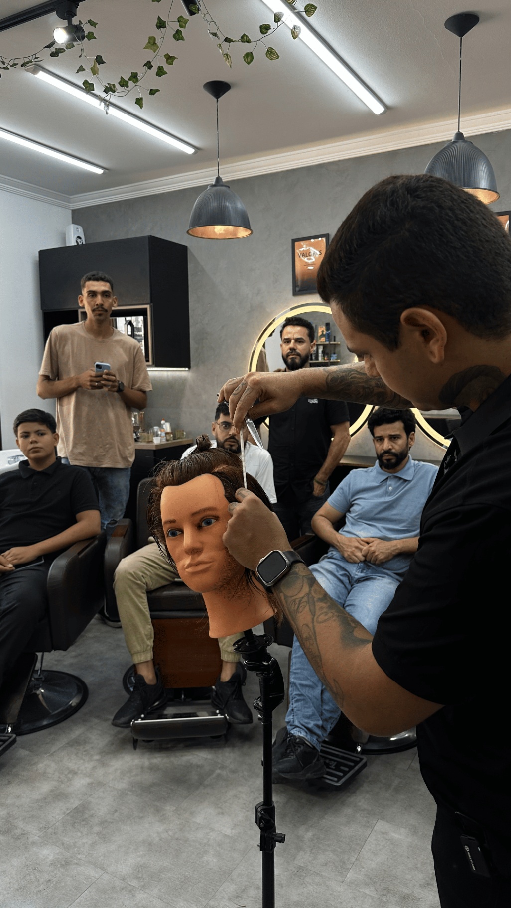 Aula prática com manequim na barbearia